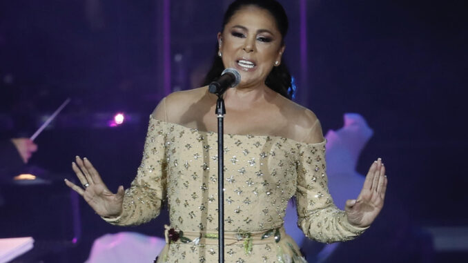 La cantante Isabel Pantoja comienza este sábado su gira "50 aniversario" con un concierto en el Estadio de la Cartuja, Sevilla. EFE/José Manuel Vidal
