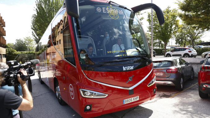 El autobús con las jugadoras que han acudido al Hotel La Alameda junto a la seleccionadora, Montse Tomé, su staff y distintos trabajadores de la RFEF, pone rumbo a Valencia, donde prepararán los dos primeros duelos de Liga Naciones ante Suecia y Suiza. EFE/ Rodrigo Jiménez
