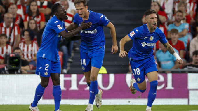 Los jugadores del Getafe, (i-d) el togolés Djene Dakoman, Juanmi Latasa y José Angel Carmona, celebran el segundo gol del equipo madrileño durante el encuentro correspondiente a la séptima jornada de primera división que disputaron frente al Athletic Club en el estadio de San Mamés, en Bilbao. EFE / Luis Tejido.
