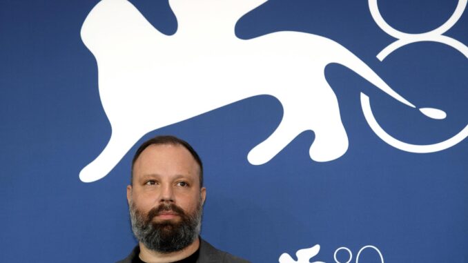 El director de cine griego Yorgos Lanthimos posa en la 80 edición del Festival de Cine de Venecia, donde su película "Poor Things" compite por un Léon de Oro. EFE/EPA/Claudio Onorati
