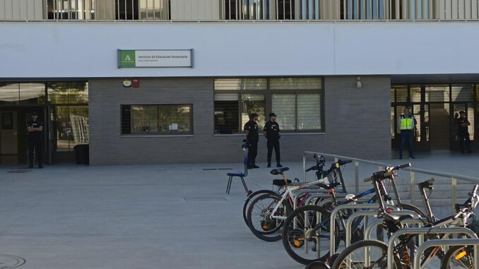 Imagen del instituto de Educación Secundaria Elena García Armada, de Jerez de la Frontera (Cádiz), tomada este jueves. EFE/ROMÁN RÍOS.
