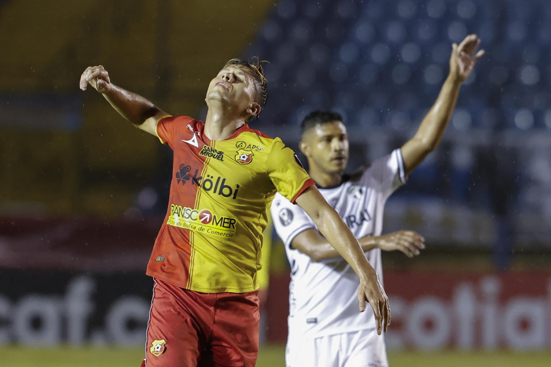 Jesús Godínez (i) de Herediano rechaza una decision del árbitro hoy, en un partido de la Copa Centroamericana entre Comunicaciones FC y Herediano en el estadio Doroteo Gamuch Flores en Ciudad de Guatemala (Guatemala). EFE/ Esteban Biba
