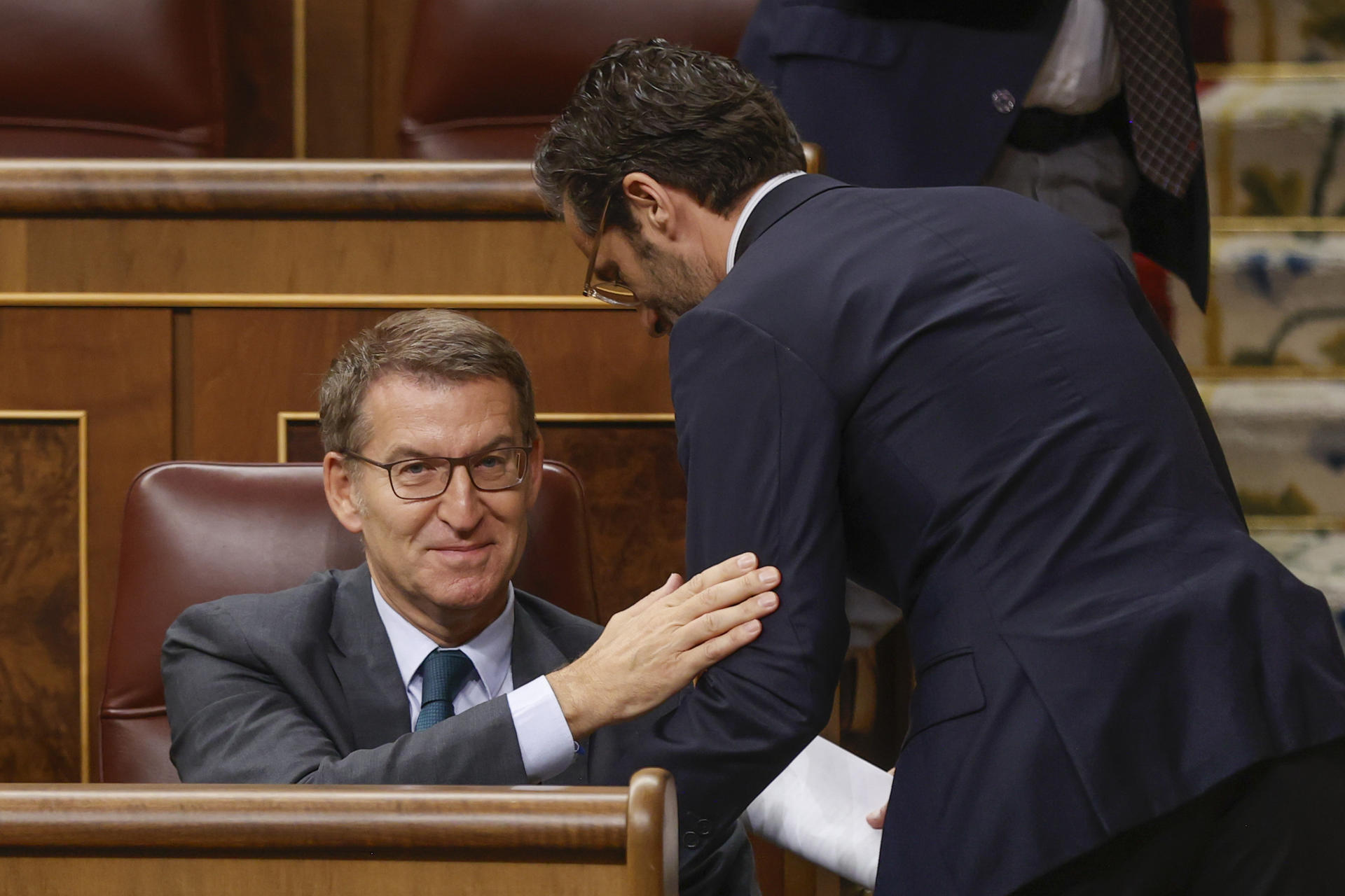 El líder del PP, Alberto Núñez-Feijóo (i), y el diputado popular Borja Semper al inicio del pleno de debate de las enmiendas presentadas por PP y Vox a la reforma del Reglamento que permitirá usar las lenguas cooficiales celebrada, este jueves, en el Congreso de los Diputados en Madrid. El Congreso zanja este jueves la implantación definitiva del uso de las lenguas cooficiales en toda la actividad parlamentaria al rechazar previsiblemente con mayoría absoluta las dos enmiendas a la totalidad, del PP y de Vox, que se debatirán en el pleno. EFE/ Juan Carlos Hidalgo
