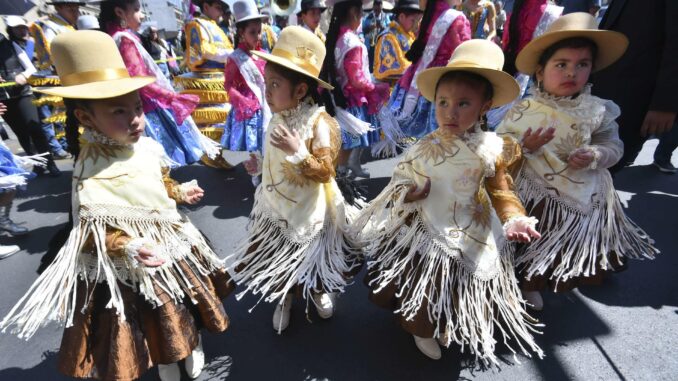 Niños participan en un desfile folclórico hoy, en La Paz (Bolivia). EFE/ Stringer
