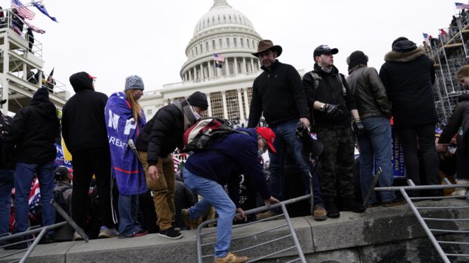 Seguidores del expresidente Donald Trump entrana la fuerza al Capitolio, sede del Congreso de EE.UU., el 6 de enero de 2021. EFE/Will Oliver
