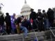 Seguidores del expresidente Donald Trump entrana la fuerza al Capitolio, sede del Congreso de EE.UU., el 6 de enero de 2021. EFE/Will Oliver