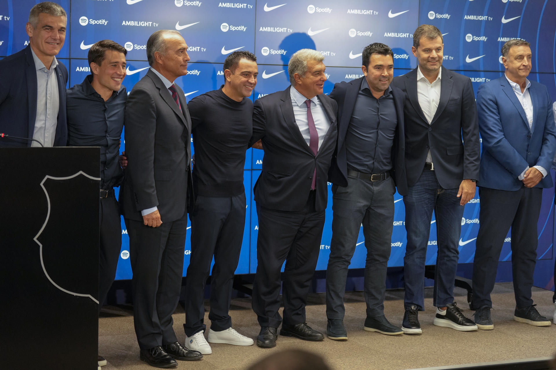 Anderson Luis de Souza 'Deco' (3d) posa con el presidente del FC Barcelona Joan Laporta (c); el entrenador, Xavi Hernández (4i); los directivos, Enric Massip (i); Bojan Krkic (2i); Joan Soler (2d) y José Ramón Alexanko (d) durante su presentación como nuevo director deportivo.EFE/ Enric Fontcuberta
