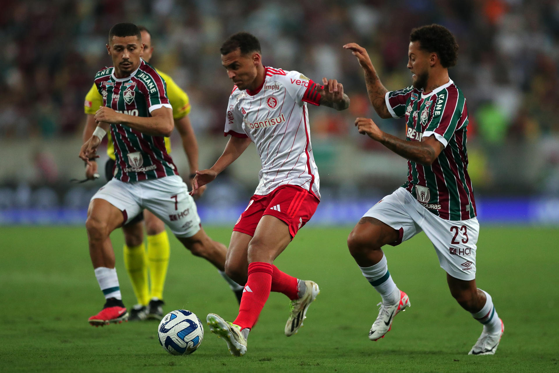 Guga (d) de Fluminense disputa el balón con Allan Patrick (c) de Internacional hoy, en un partido de las semifinales de la Copa Libertadores entre Fluminense e Internacional en el estadio Maracaná en Río de Janeiro (Brasil). EFE/ Andre Coelho
