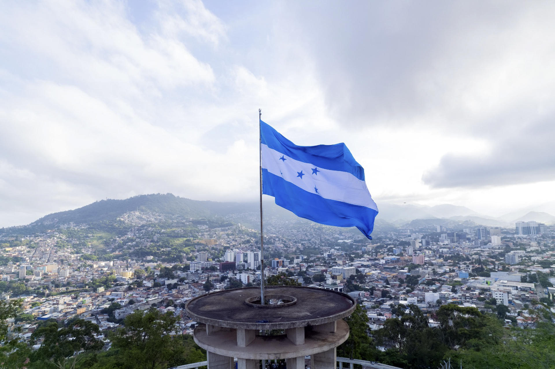 Fotografía cedida hoy por Casa Presidencial de Honduras que muestra la bandera hondureña mientras ondea desde el Monumento a La Paz, en Tegucigalpa (Honduras). EFE/ Casa Presidencial de Honduras
