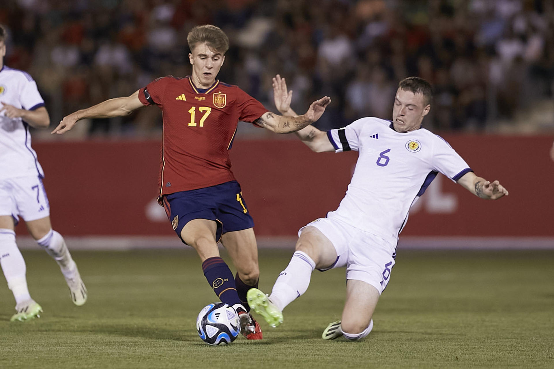 JAÉN, 11/09/2023.- El centrocampista de la selección española sub-21 Pablo Barrios (i) lucha con Leon King, de la selección de Escocia sub-21, durante el partido correspondiente a la fase de clasificación para el Europeo de Eslovaquia de 2025 que se juega hoy lunes en Jaén. EFE/RFEF/Eidan Rubio
