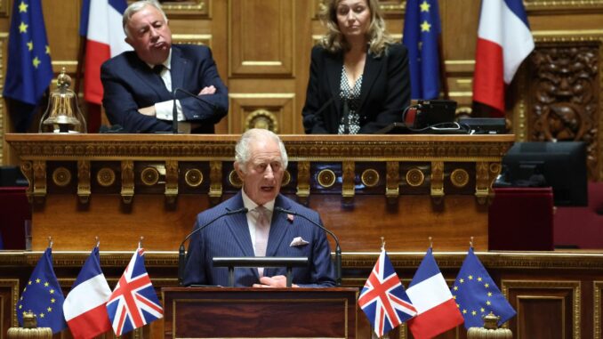 El rey Carlos III del Reino Unido (C) se dirige a los miembros de la Asamblea Nacional en el Senado francés. EFE/EPA/EMMANUEL DUNAND / POOL
