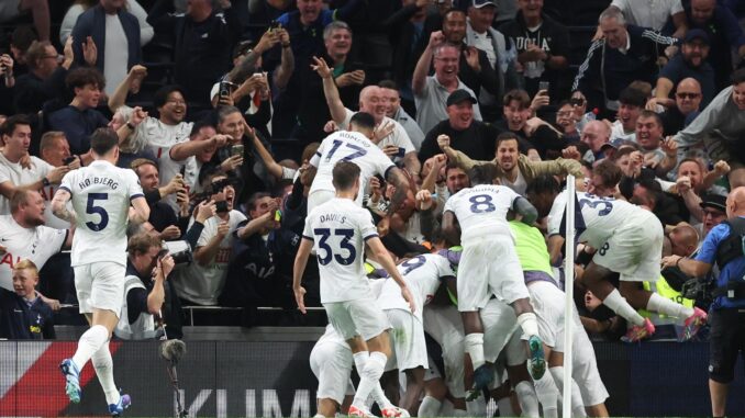 Los jugadores del Tottenham celebran el gol de la victoria ante el Liverpool en el partido de la Premier League jugado en Londres. EFE/EPA/NEIL HALL
