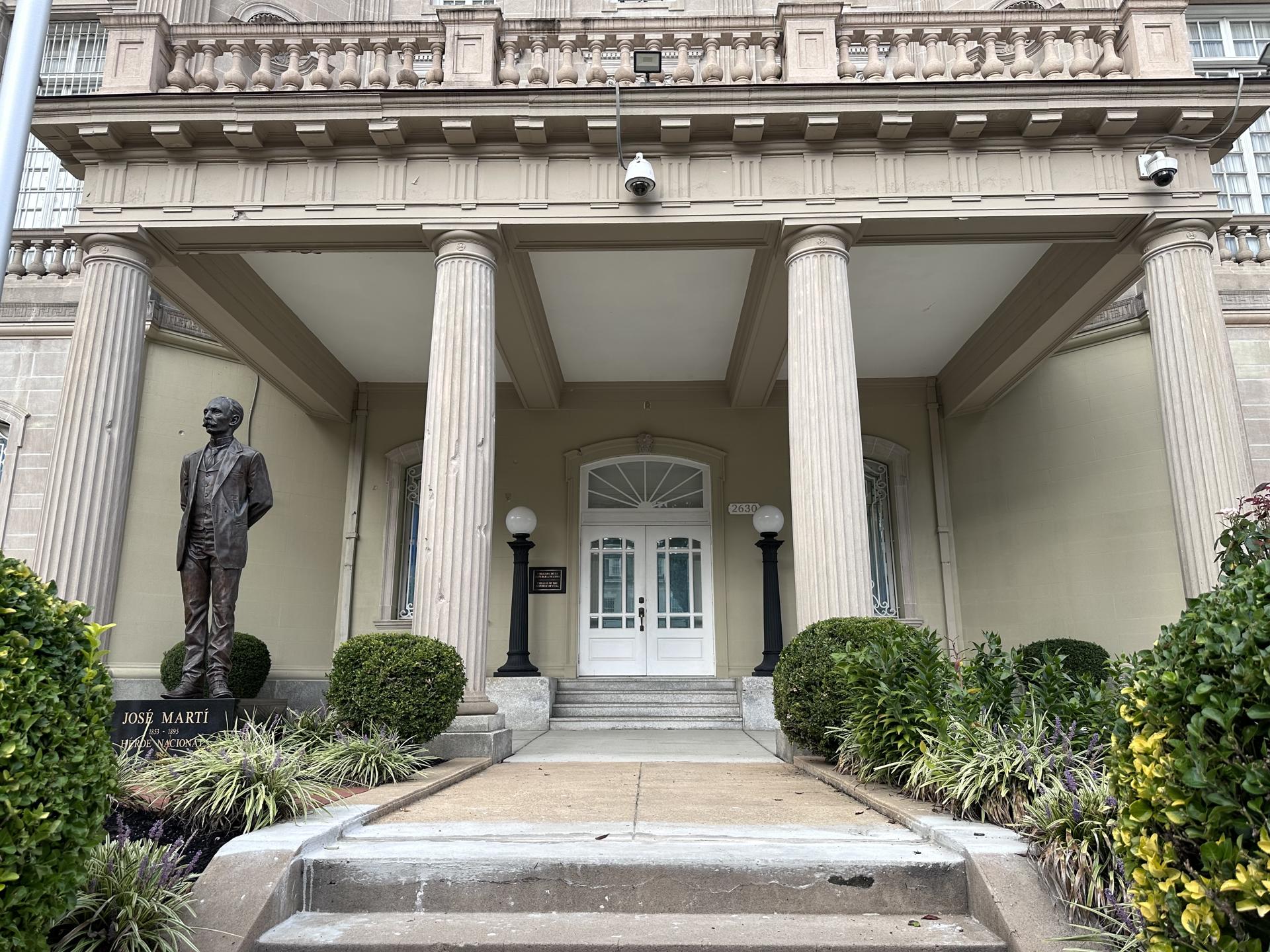 Vista hoy de la entrada a sede de la Embajada de Cuba en EE.UU, en Washington, D.C (EE.UU). EFE/ Octavio Guzmán
