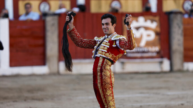 El torero Tomás Rufo corta dos orejas este sábado, en la corrida de toros de la Feria de San Mateo de Talavera de la Reina (Castilla y la Mancha). EFE/ Manu Reino
