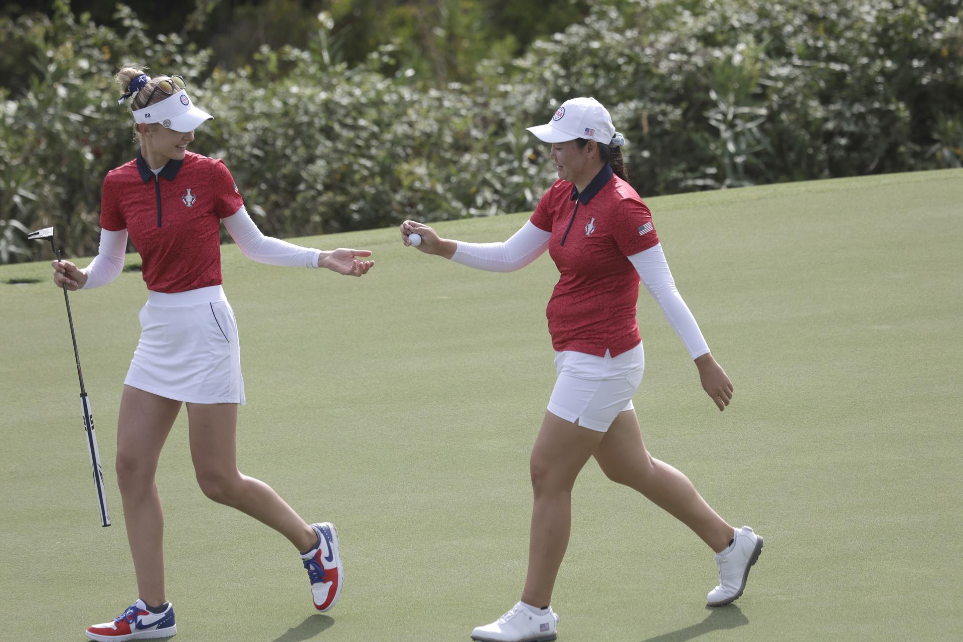 Las jugadoras estadounidenses Nelly Korda(i) y Allisen Corpuz se saludan al terminar con un punto en el green del hoyo 12. EFE/A.Carrasco Ragel
