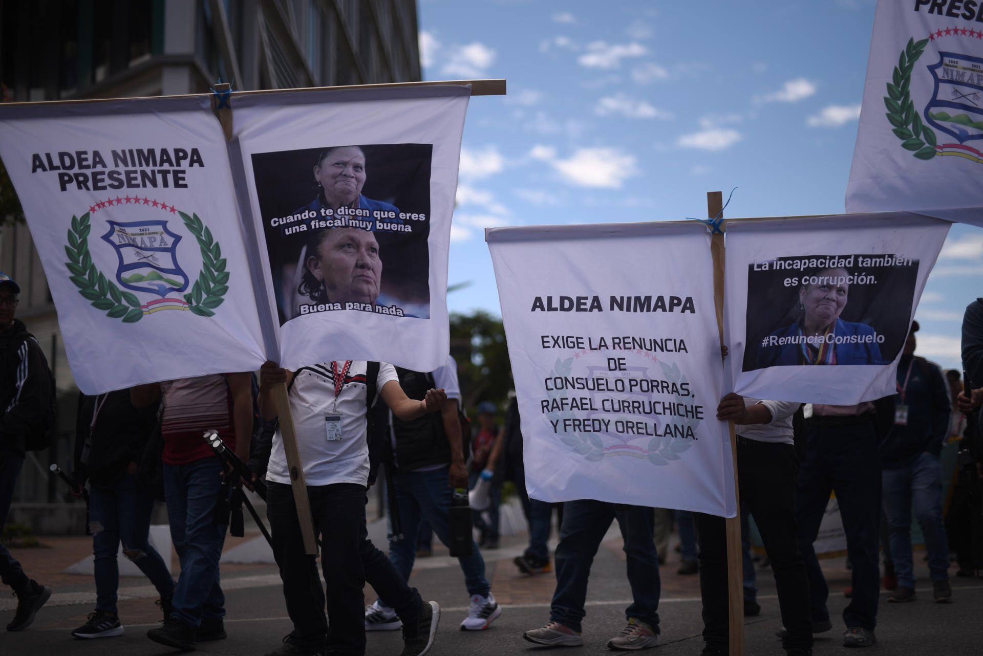 Integrantes de la Junta Directiva de los 48 Cantones de Totonicapán protestan para exigir la renuncia de la fiscal general, Consuelo Porras, hoy, en Ciudad de Guatemala (Guatemala). EFE/ Edwin Bercian
