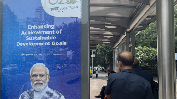 Desde marquesinas de autobuses, vallas publicitarias en carreteras, puentes y rotondas, carteles colgados en farolas y hasta pegatinas en mercados, autobuses y rickshaws, la cara del primer ministro Narendra Modi está presente en las calles y monumentos por los que pasarán los líderes del G20 este fin de semana, una especie de garantía de que nadie le olvide. 
EFE/Mikaela Viqueira
