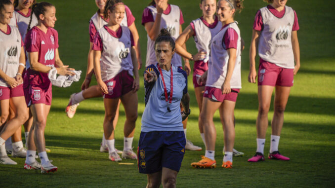 CÓRDOBA, 25/09/2023.- La entrenadora de la selección española, Montse Tomé (c), dirige el entrenamiento de este lunes en el estadio Nuevo Arcángel en Córdoba. La selección española estrenará este martes en casa ante Suiza su estrella de campeona del Mundo y, tras su triunfo frente a Suecia en Gotemburgo (2-3) en el inicio de la Liga de Naciones, buscará en el Nuevo Arcángel de Córdoba apuntalar sus opciones para encabezar su grupo y clasificarse, además, para los Juegos Olímpicos de París. EFE/ Rafa Alcaide
