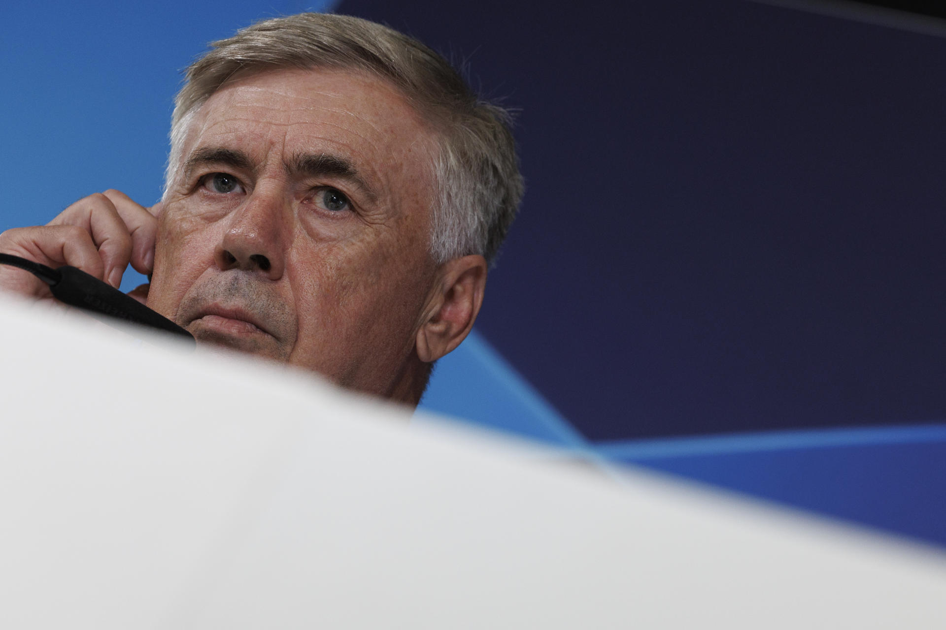 El entrenador italiano del Real Madrid, Carlo Ancelotti, durante la rueda de prensa posterior al entrenamiento realizado en la Ciudad Deportiva de Valdebebas, donde el equipo prepara el partido de Liga de Campeones que disputa ante el Unión Berlín, en el estadio Santiago Bernabéu. EFE/Sergio Pérez
