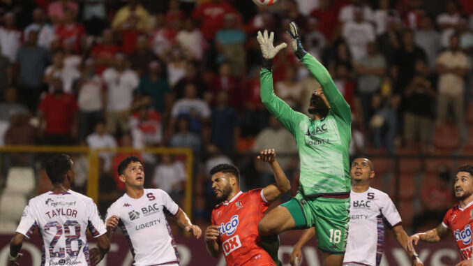 Esteban Alvarado (arriba) portero de Saprissa atrapa un balón en un partido de la Copa Centroamericana entre Real Estelí y Deportivo Saprissa en el estadio Independencia en Estelí (Nicaragua). EFE/ Jorge Torres
