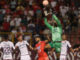 Esteban Alvarado (arriba) portero de Saprissa atrapa un balón en un partido de la Copa Centroamericana entre Real Estelí y Deportivo Saprissa en el estadio Independencia en Estelí (Nicaragua). EFE/ Jorge Torres