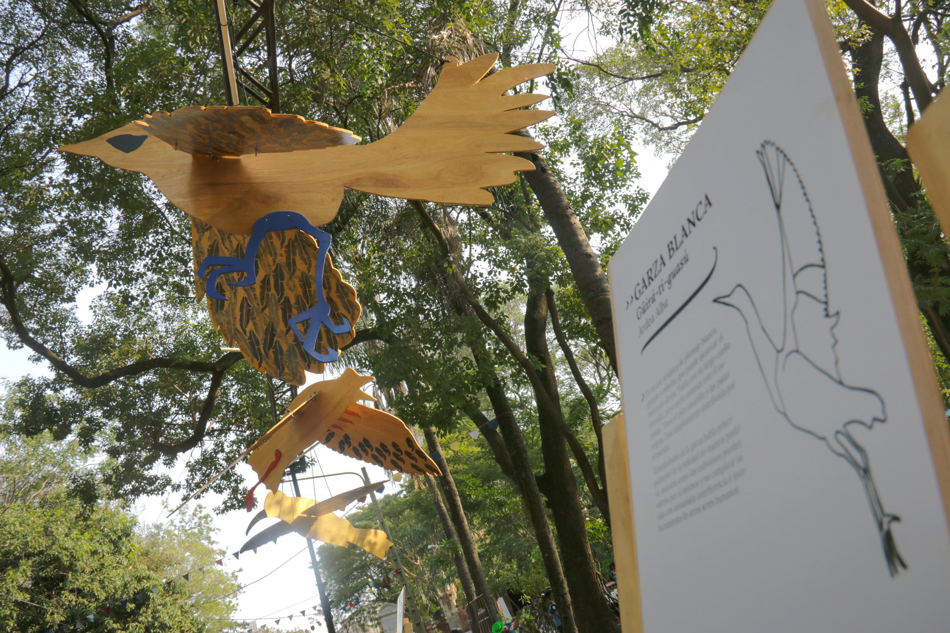 Fotografía que muestra exhibiciones artísticas en el Parque Caballero en Asunción (Paraguay).EFE/Rubén Peña
