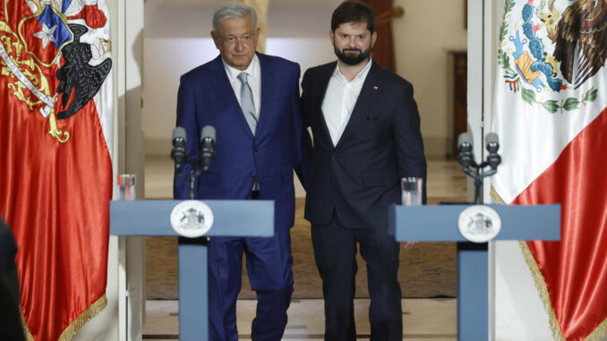 El presidente de Chile, Gabriel Boric (d), realiza hoy una declaración conjunta junto a su homólogo de México, Andrés Manuel López Obrador, en el Palacio de La Moneda, en Santiago (Chile). EFE/ Elvis González
