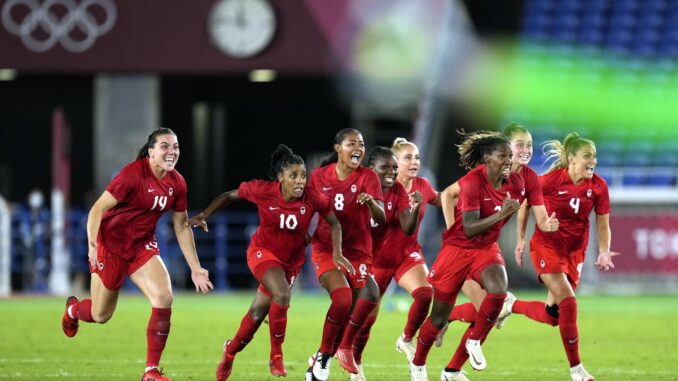 Las jugadoras canadienses celebran la medalla de oro lograda en los Juegos Olímpicos de Tokio. EFE/EPA/FRANCK ROBICHON/Archivo
