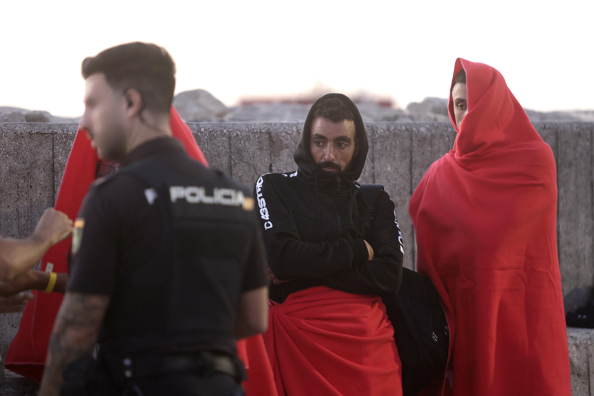 Salvamento marítimo ha rescatados a nueve personas de origen marroquí de aguas del estrecho y llevados al puerto de Algeciras (Cádiz) donde han sido trasladados por la policía nacional para su identificación. EFE/ A.Carrasco Ragel
