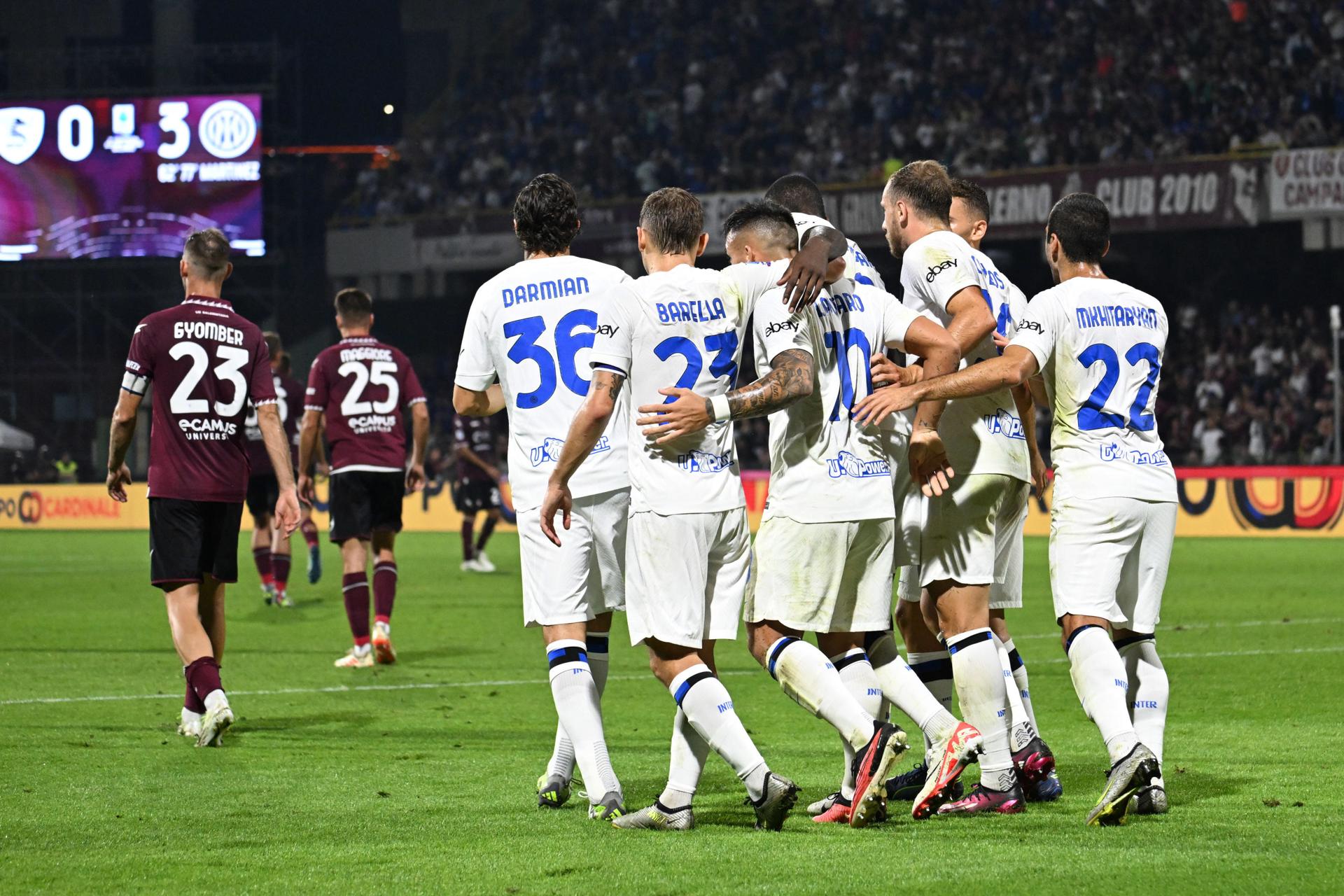 El delantero del Inter Lautaro Martínez celebra con sus compañeros uno de sus goles en su gran noche ante la US Salernitana, Italia. EFE/EPA/MASSIMO PICA
