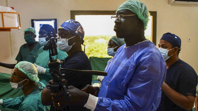 Varios médicos tratan a un paciente en el centro médico Nile Kings Hospital, en Yuba (Sudán del Sur). EFE/ Atem Simón Mabior
