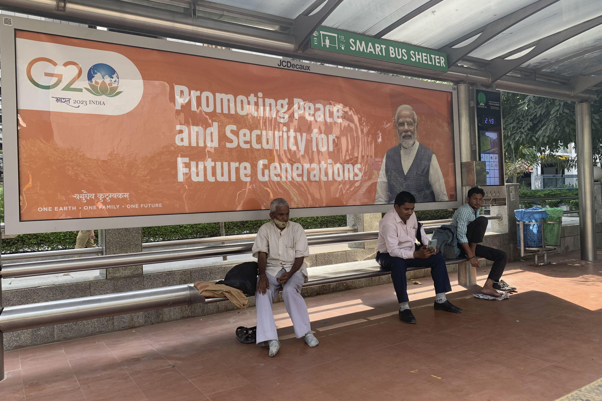 Desde marquesinas de autobuses, vallas publicitarias en carreteras, puentes y rotondas, carteles colgados en farolas y hasta pegatinas en mercados, autobuses y rickshaws, la cara del primer ministro Narendra Modi está presente en las calles y monumentos por los que pasarán los líderes del G20 este fin de semana, una especie de garantía de que nadie le olvide. 
EFE/Mikaela Viqueira
