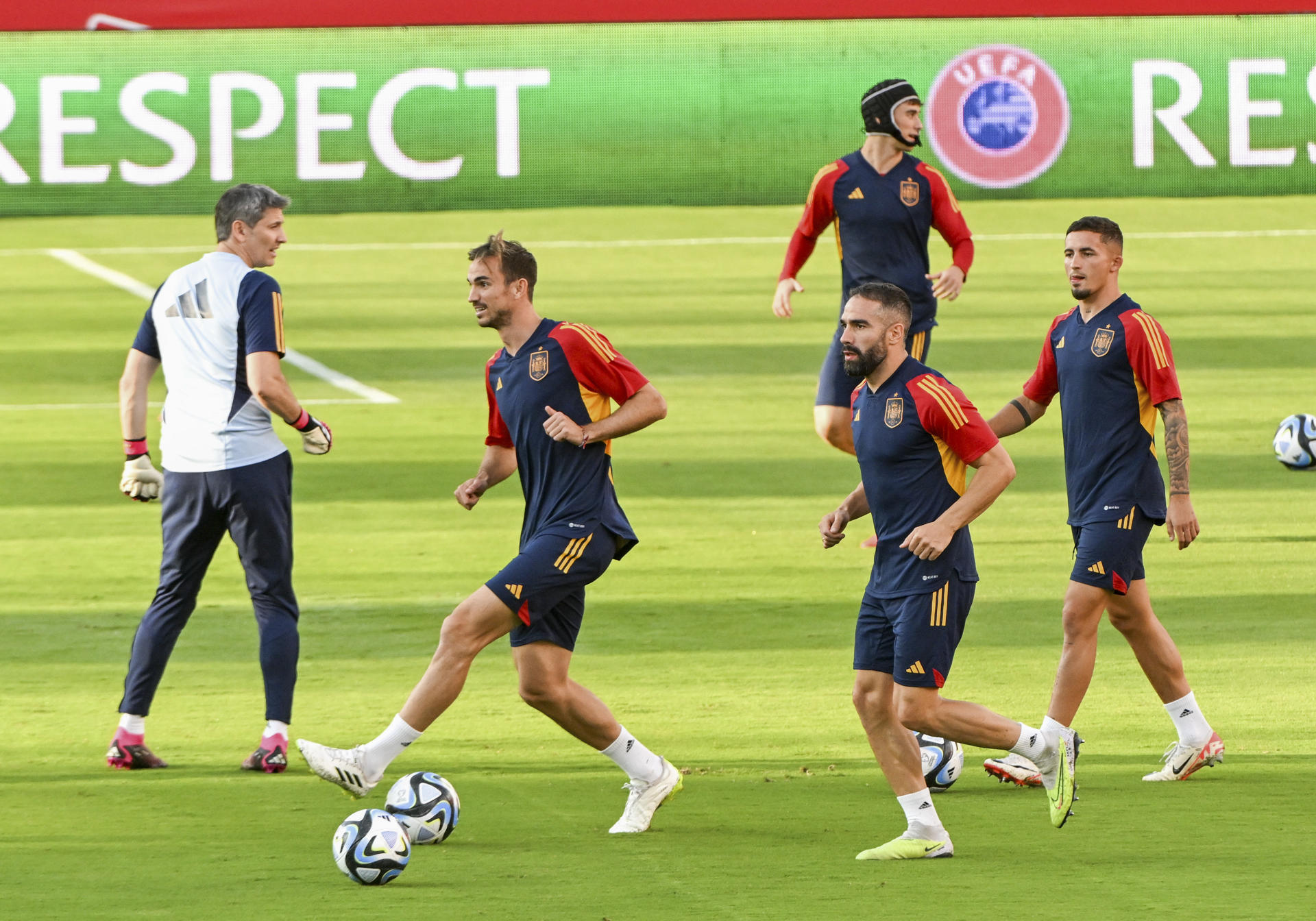 GRANADA, 11/09/2023.- Los jugadores de la selección española durante el entrenamiento que realizan en la víspera del partido de clasificación para la Eurocopa 2024 ante Chipre, este lunes en el estadio Nuevo Los Cármenes, en Granada. EFE/ Miguel Ángel Molina
