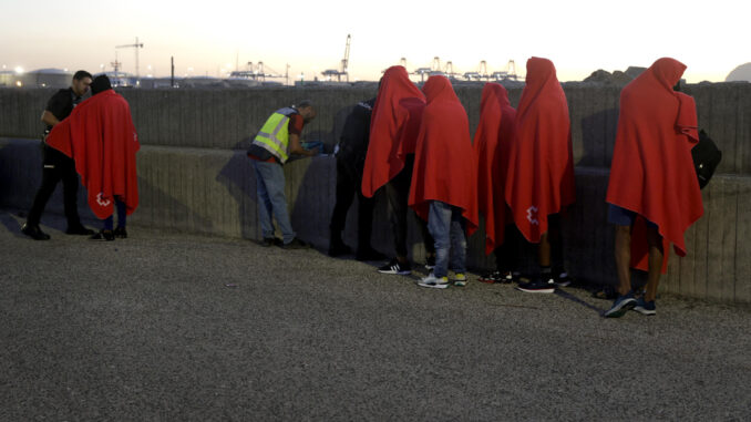 Salvamento marítimo ha rescatados a nueve personas de origen marroquí de aguas del estrecho y llevados al puerto de Algeciras (Cádiz) donde han sido trasladados por la policía nacional para su identificación. EFE/ A.Carrasco Ragel
