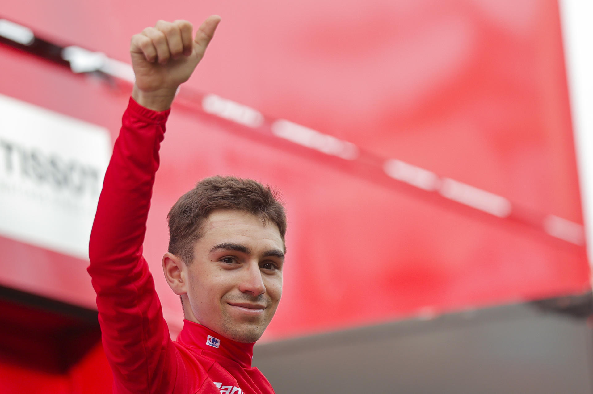 El francés Lenny Martínez, de Groupama-FDJ, en el podio como líder de la carrera, ciclista más joven en ser líder de la Vuelta, tras la séptima etapa de la Vuelta a España, este viernes, entre las localidades valencianas de Utiel y Oliva, con 201 km de recorrido llano. EFE/ Manuel Bruque
