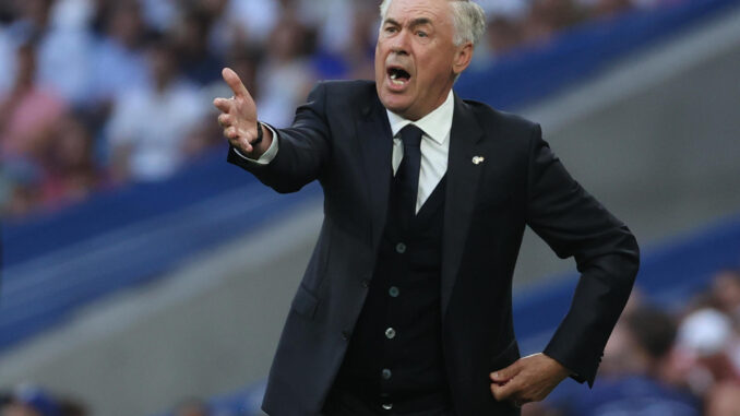 El entrenador del Real Madrid Carlo Ancelotti da instrucciones a sus jugadores durante el encuentro del grupo C de Liga de Campeones entre Real Madrid y Unión Berlín, este miércoles en el Estadio Santiago Bernabéu en Madrid. EFE/ Kiko Huesca
