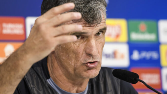 El entrenador del Sevilla FC, José Luis Mendilibar, durante la rueda de prensa oficial en la ciudad deportiva del club sevillano previa al encuentro de la primera jornada del grupo B de la Liga de Campeones que juega ante el Lens. EFE/ Raúl Caro
