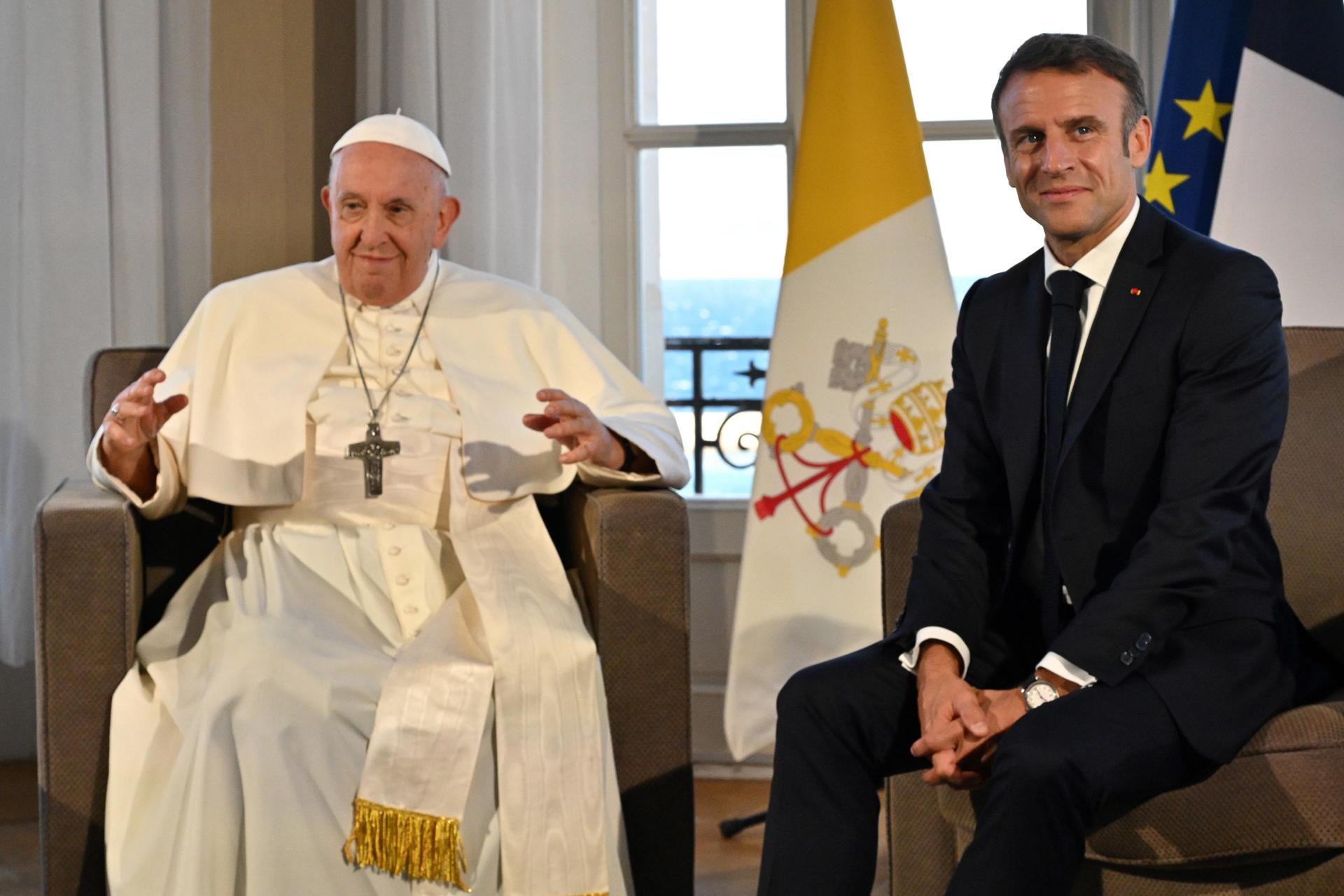 El papa Francisco da la bienvenida al presidente francés, Emmanuel Macron, en el Palais du Pharo de Marsella, Francia, el 23 de septiembre de 2023. EFE/EPA/ANDREAS SOLARO / POOL
