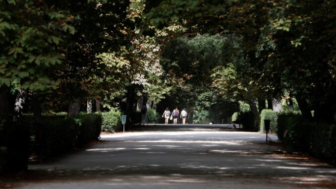 Imagen de archivo de unos jóvenes paseando por el Parque del Retiro de Madrid EFE/J.J. Guillén