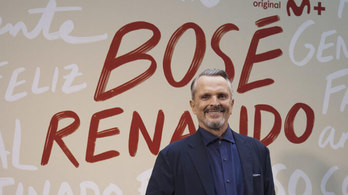 El cantante Miguel Bosé Posa durante la presentación de Después de “Bosé Renacido”, un documental de cuatro capítulos que llega este martes a Movistar Plus+, y en el que el propio Bosé, sus hermanas y amigos se reconcilian con una verdad con la que espera un nuevo renacer personal y profesional, este martes en el marco del FesTVal de Vitoria. EFE/ L. Rico
