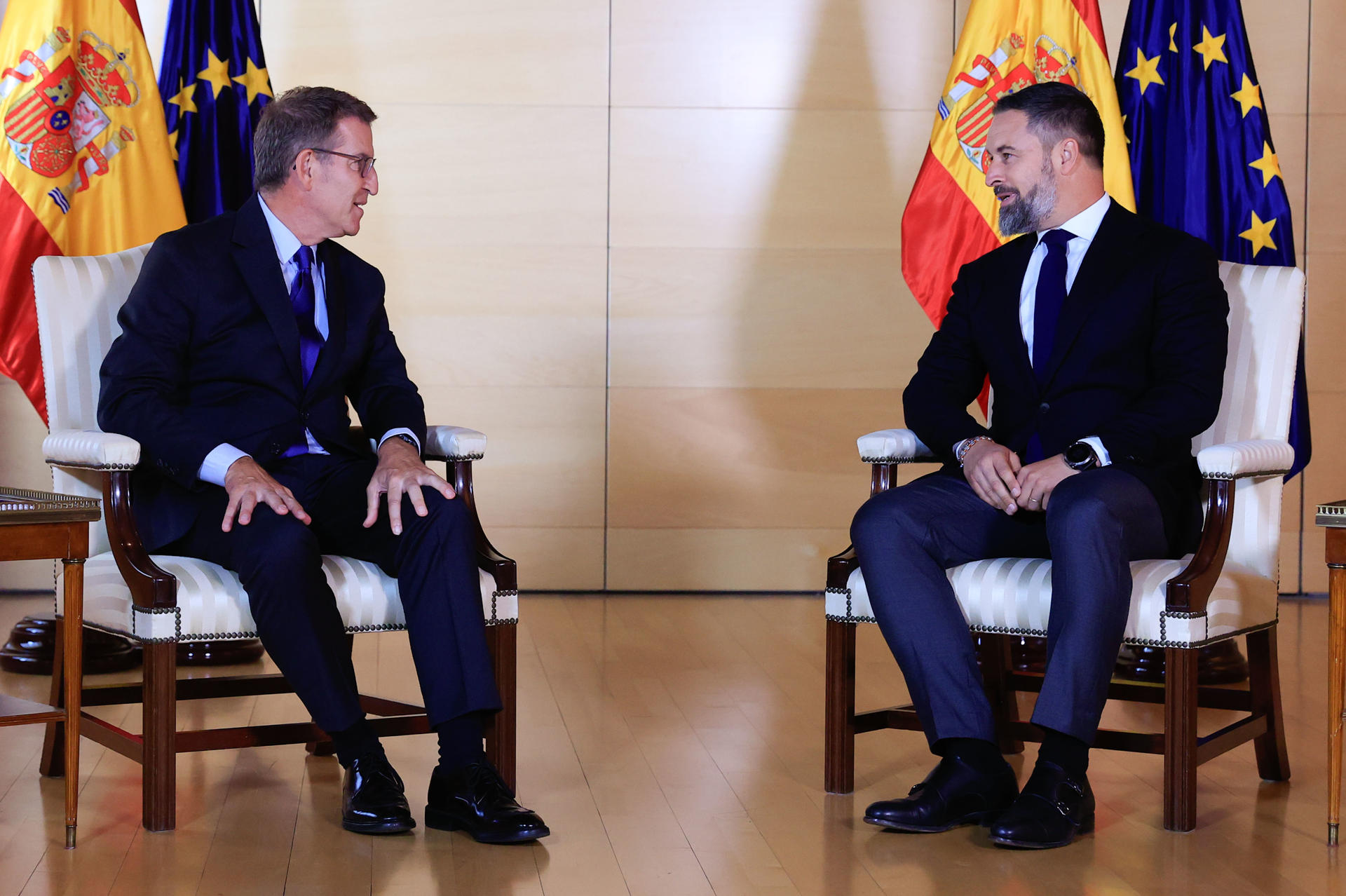 El líder del PP, Alberto Núñez Feijóo (i), durante la reunión mantenida con el presidente de Vox, Santiago Abascal, dentro sus conversaciones con dirigentes políticos para buscar apoyos a la investidura, este lunes en el Congreso. EFE/Zipi Aragón
