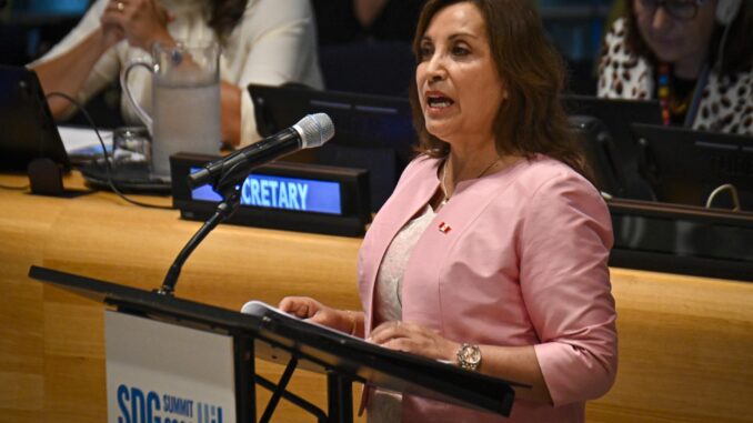 La Presidenta de Perú, Dina Boluarte, habla durante una reunión de alto nivel de la cumbre de los Objetivos de Desarrollo Sostenible (ODS) de las Naciones Unidas. EFE/EPA/MIGUEL RODRÍGUEZ
