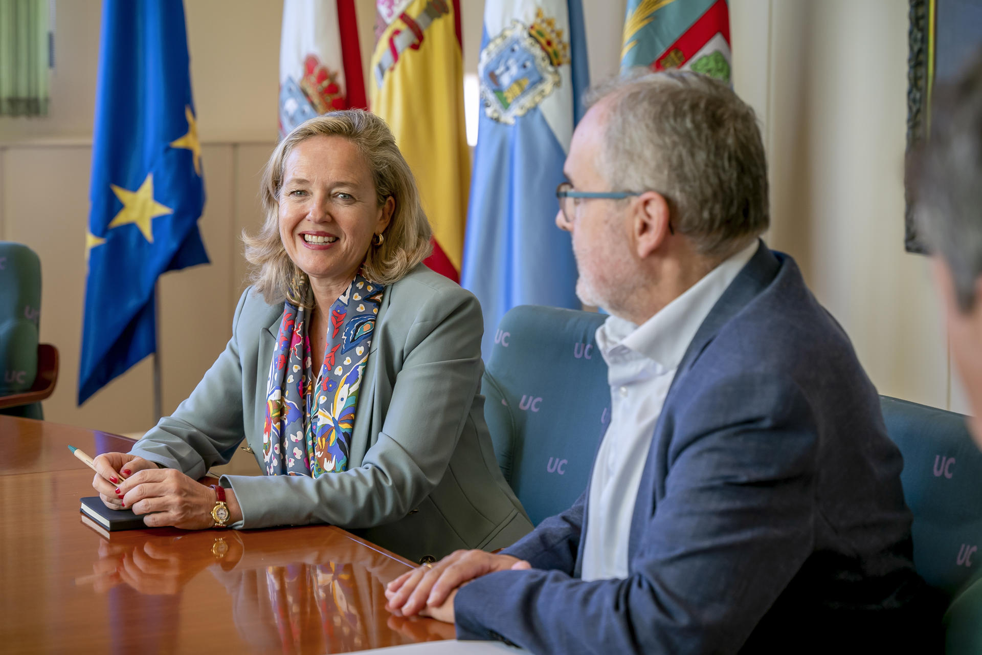 La vicepresidenta primera en funciones, Nadia Calviño (i), junto al rector de la Universidad de Cantabria Ángel Pazos (d), este viernes, en Santander. La vicepresidenta primera y ministra de Asuntos Económicos y Transformación Digital en funciones, Nadia Calviño, interviene en la clausura del Encuentro de la Economía Digital y las Telecomunicaciones, organizado por la Asociación Multisectorial de Empresas Españolas de Electrónica y Comunicaciones (Ametic). EFE/ Román G. Aguilera
