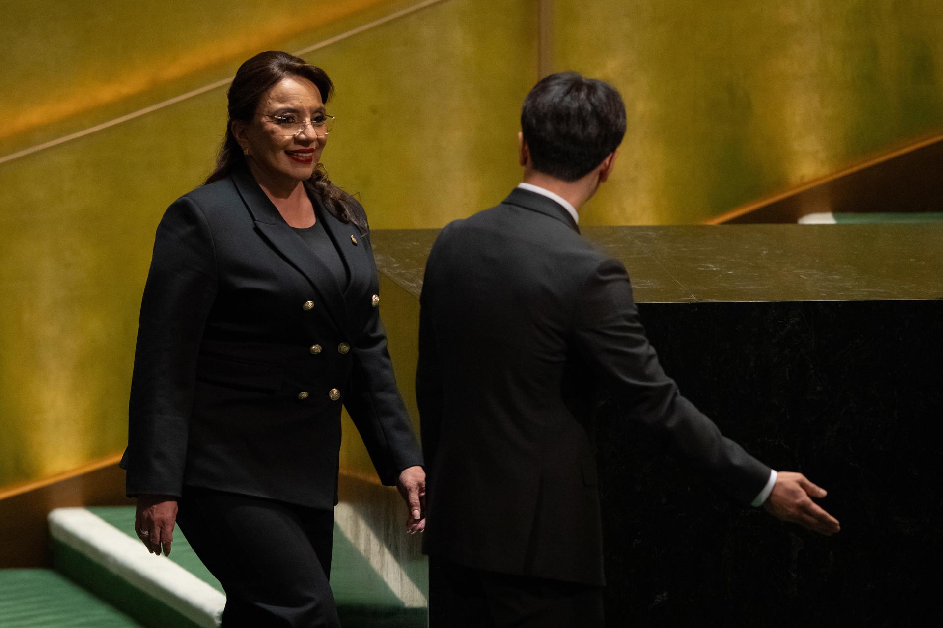 La Presidenta de Honduras, Iris Xiomara Castro Sarmiento, sube al escenario para hablar durante el 78º período de sesiones de la Asamblea General de las Naciones Unidas en Nueva York. EFE/EPA/ADAM GRIS
