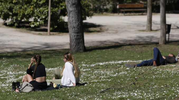 Sol y termómetros algo más altos para empezar la semana en Madrid. Archivo. EFE/ Alejandro Lopez
