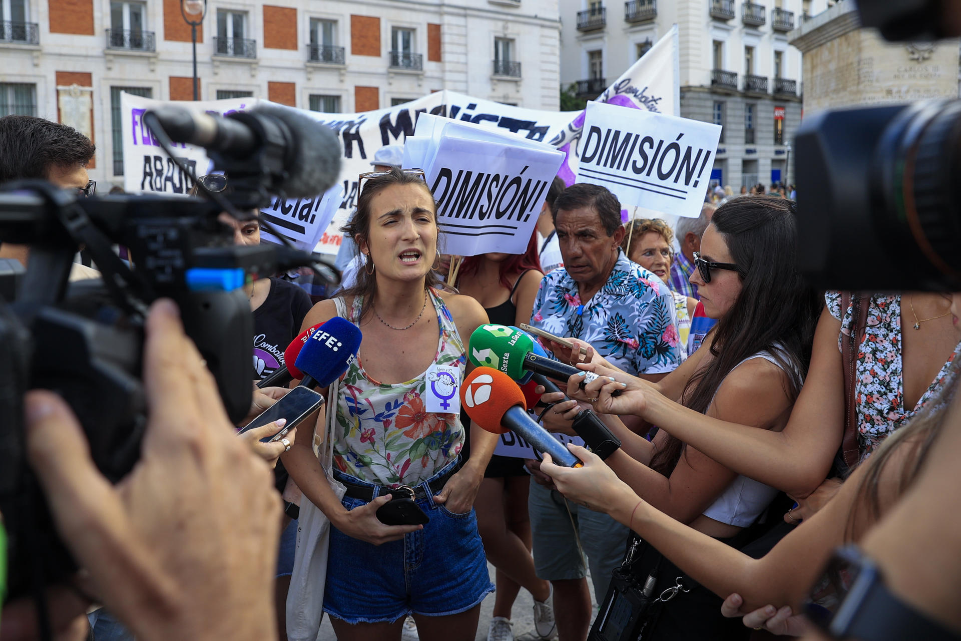 La portavoz del sindicato de estudiantes y del colectivo Libres y Combativas, Coral Latorre (c), ofrece declaraciones durante una protesta contra el presidente de la Federación Española de Fútbol, Luis Rubiales, este viernes, en la Puerta del Sol de Madrid. El sindicato de estudiantes y diversos colectivos feministas han convocado concentraciones en numerosas ciudades españolas para protestar contra el presidente de la Federación Española de Fútbol, Luis Rubiales. EFE/ Zipi Aragón
