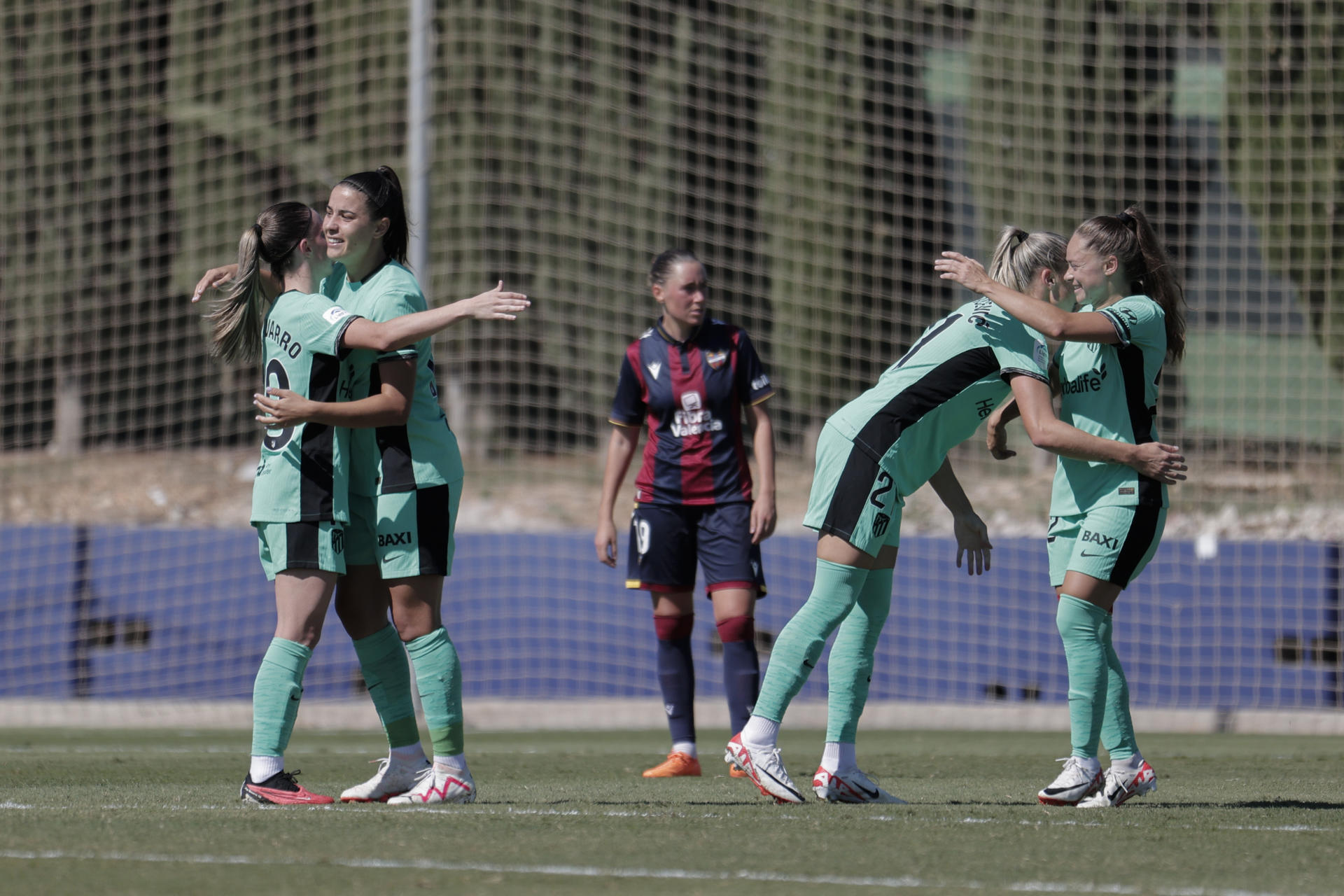 Varias jugadoras del Atlético de Madrid celebran un gol marcado ante el Levante durante el partido de la Liga F disputado este sábado en la Ciudad Deportiva de Buñol (Valencia). EFE/Manuel Bruque
