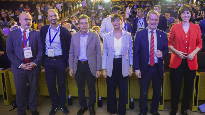 Diana Morant (d) ministra de Ciencia e Innovación junto al alcalde de Vigo Abel Caballero (2d), a Isabel Rodríguez (3d), ministra de Política Territorial, José Luis Martínez-Almeida (3i), alcalde de Madrid, Alfonso Rodríguez Gómez de Celis (2i), ex teniente de alcalde delegado de Presidencia y Urbanismo del Ayuntamiento de Sevilla, y el delegado del Gobierno en Madrid, Francisco Martín (i), este sábado durante la celebración del Pleno de la Federación Española de Municipios y Provincias, que reúne a todos los Gobiernos Locales asociados con el objetivo de definir las líneas de trabajo del mandato (el 2023-2027, en esta ocasión) y elegir a los Alcaldes y Alcaldesas que van a formar parte de los órganos de Gobierno (Consejo territorial, Junta de Gobierno y Presidencia de la FEMP). EFE/ Zipi Aragon
