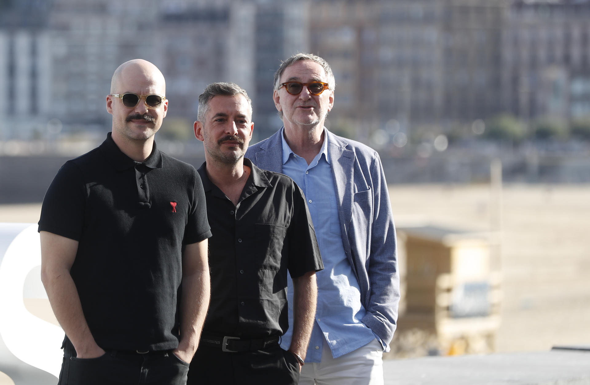 El realizador Xavier Legrand (c), posa este miércoles junto a los actores, Marc-André Grondin (i), y Yves Jacques (d), durante la presentación de la película "Le successeur", en el 71 Festival Internacional de Cine de San Sebastián. EFE/ Juan Herrero.
