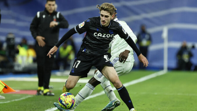 El centrocampista de la Real Sociedad, Robert Navarro (c). EFE / Rodrigo Jiménez.
